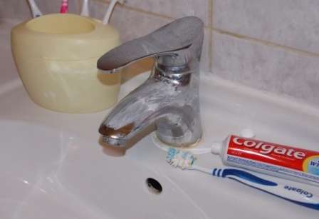 зубная паста и раковина