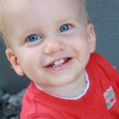 Как появляются первые зубы у младенца: во сколько месяцев начинают расти, симптомы