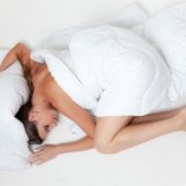 В какой позе лучше спать и что означает любимая поза для сна