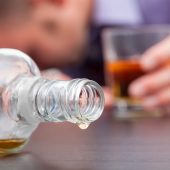 Первые признаки алкогольной и наркозависимости, как вовремя заметить проблему и помочь